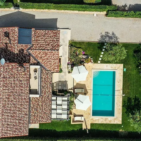 Tatil Evi Atemberaubende Mit Bikes, Salzwasserpool, Meerblick, Spielplatz, Lounge-bereich Kaštelir