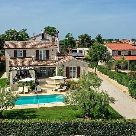 Tatil Evi Atemberaubende Mit Bikes, Salzwasserpool, Meerblick, Spielplatz, Lounge-bereich Kaštelir
